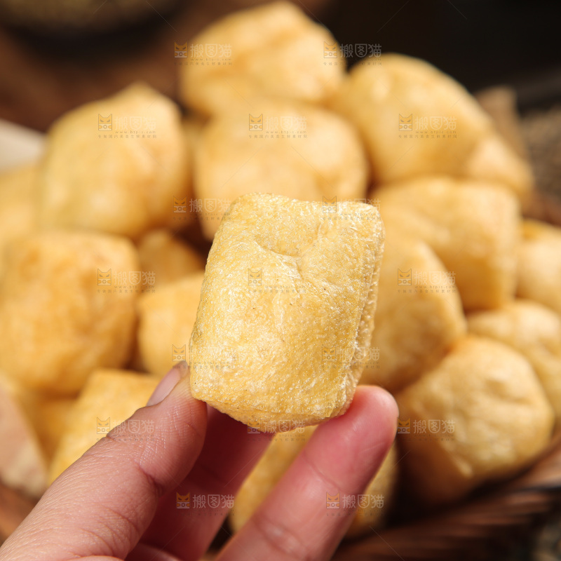 深底上的油豆泡