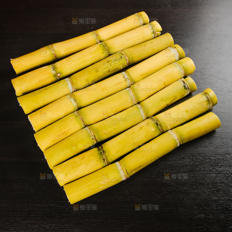 黑桌子上的青皮甘蔗