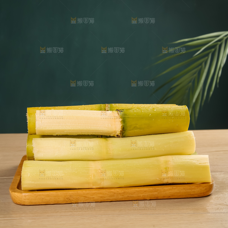 黑桌子上的青皮甘蔗