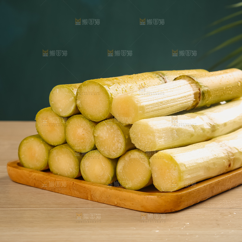 黑桌子上的青皮甘蔗