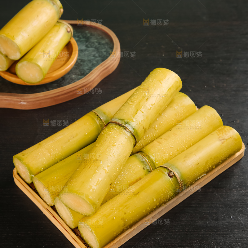 黑桌子上的青皮甘蔗