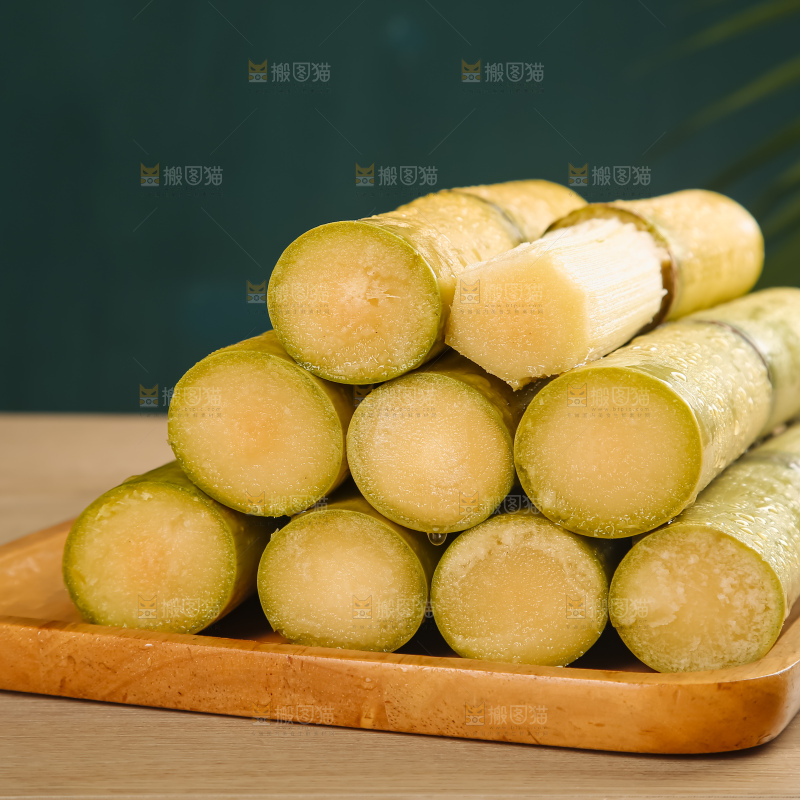 黑桌子上的青皮甘蔗