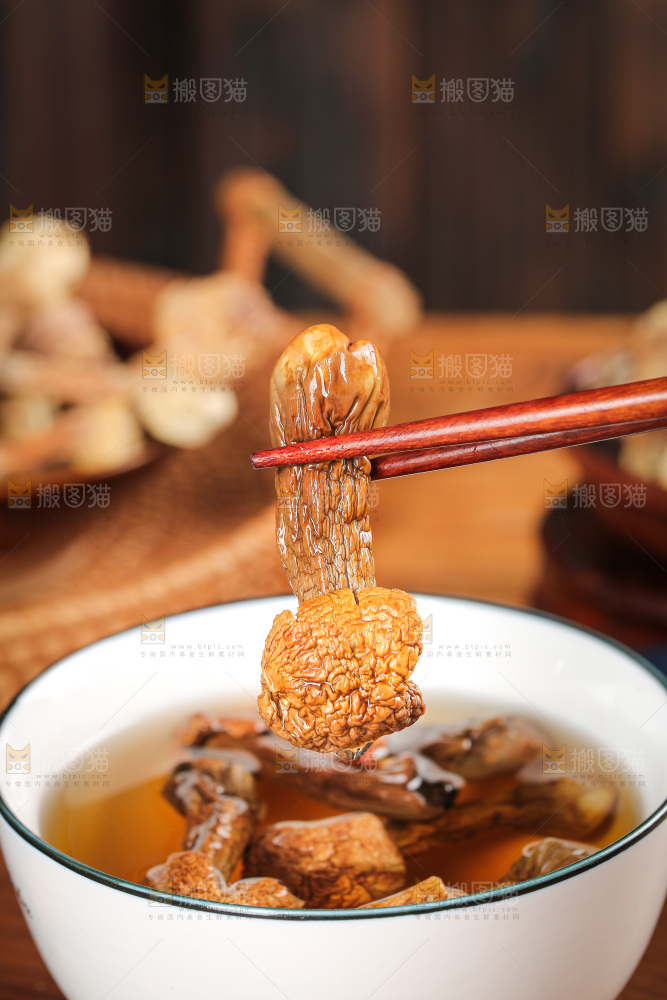 深底上的姬松茸