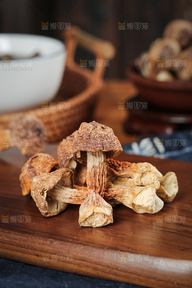 深底上的姬松茸