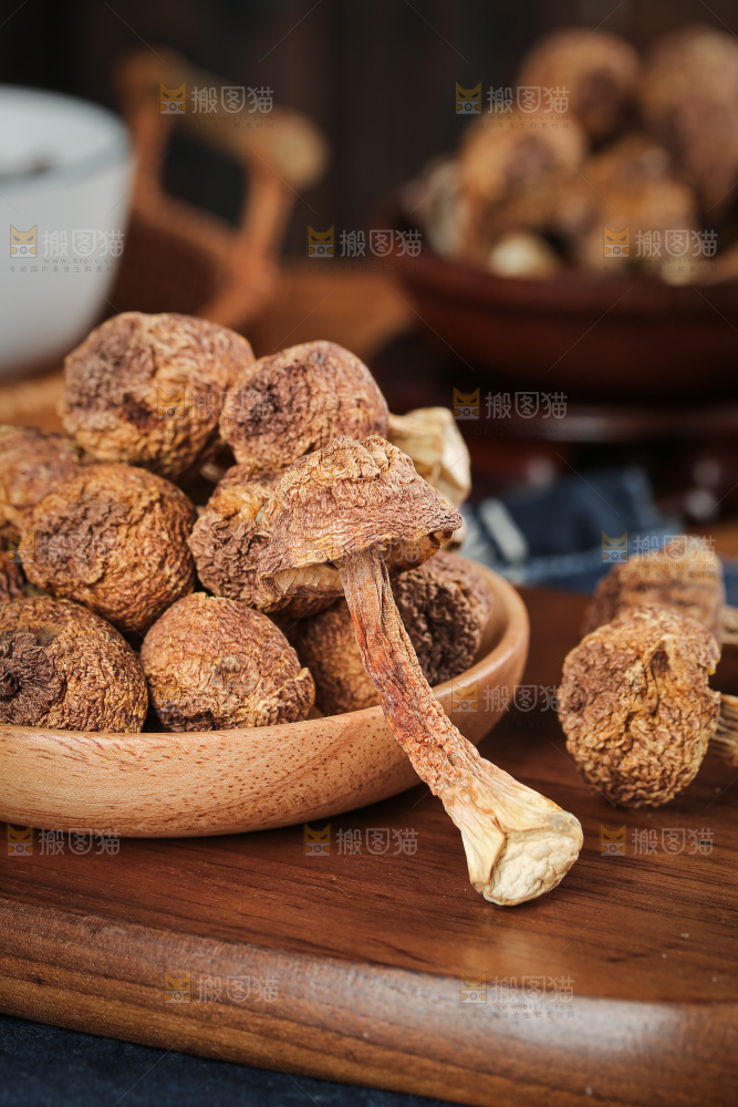深底上的姬松茸