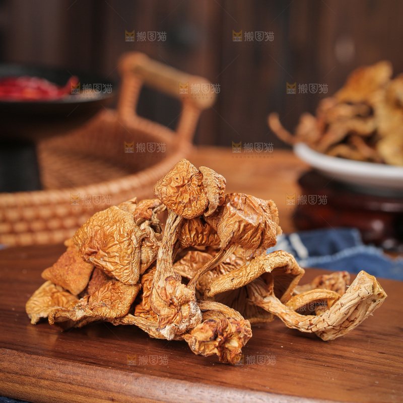 深底上的滑子菇