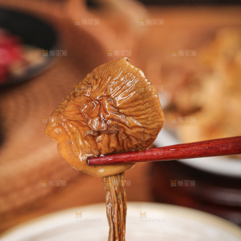 深底上的滑子菇