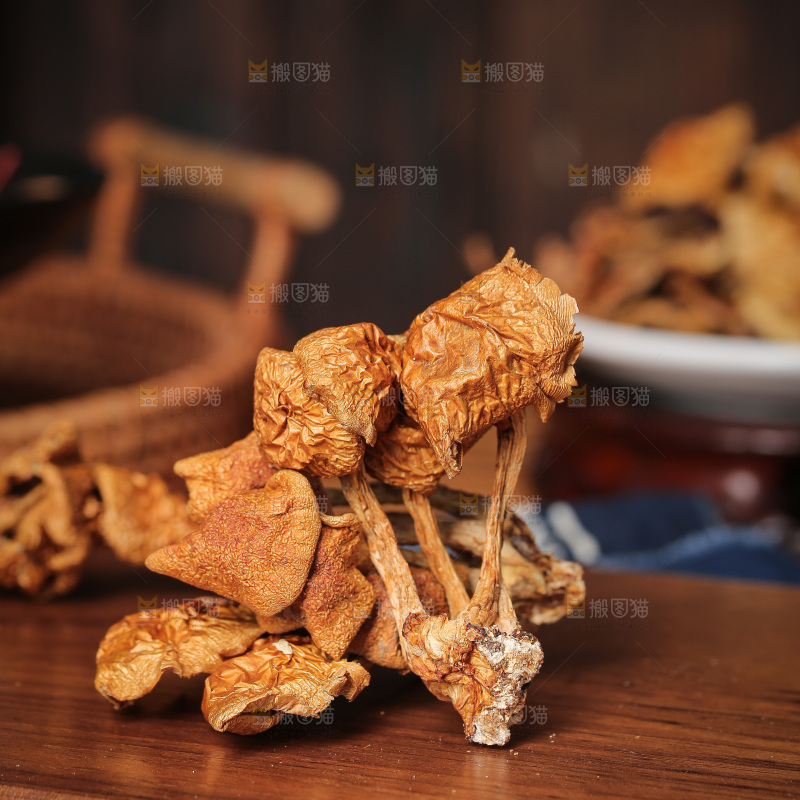 深底上的滑子菇