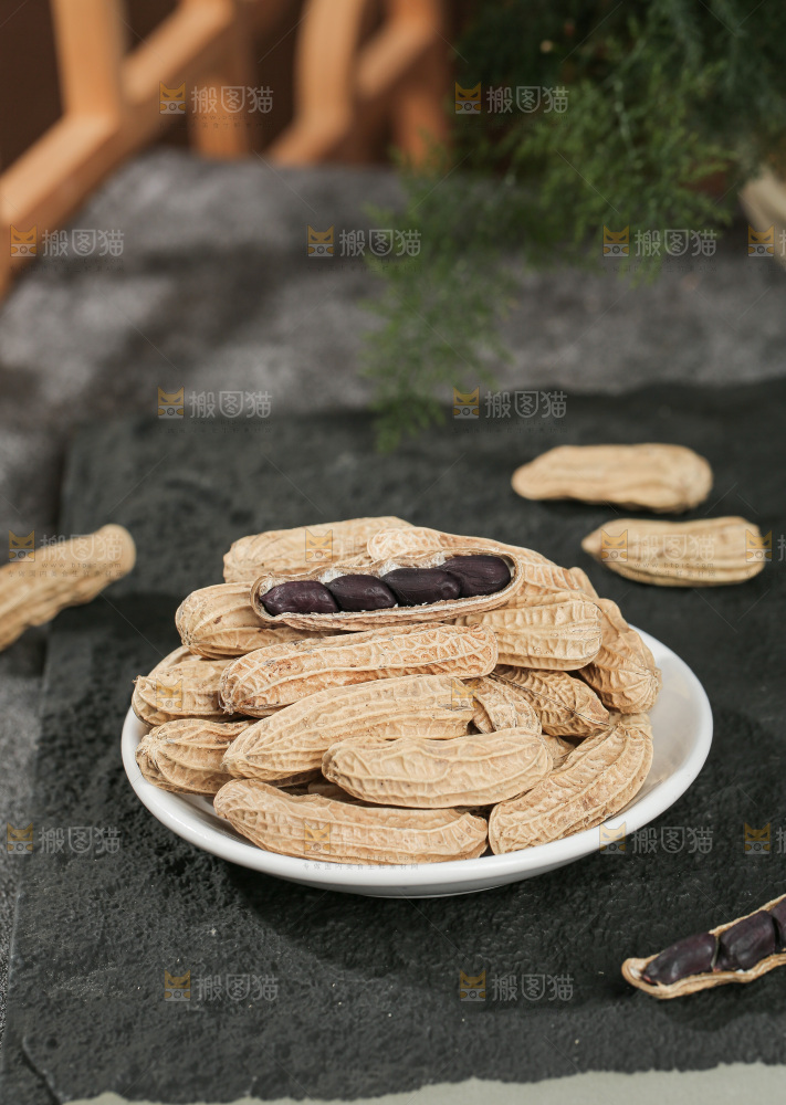 深底上的黑皮花生