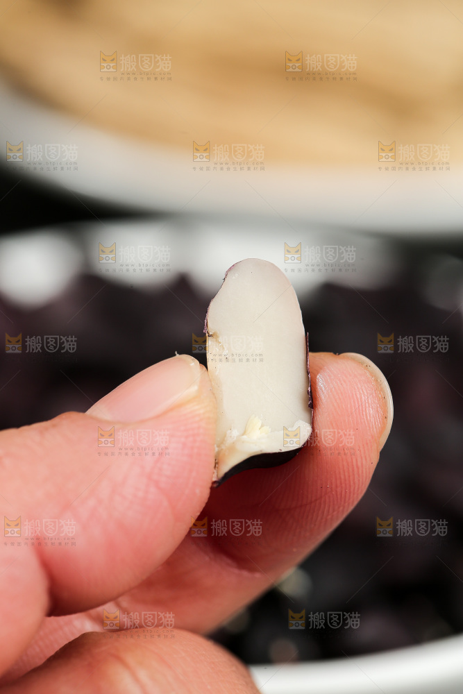 深底上的黑皮花生