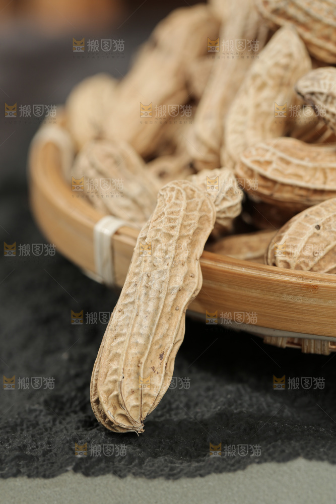 深底上的黑皮花生