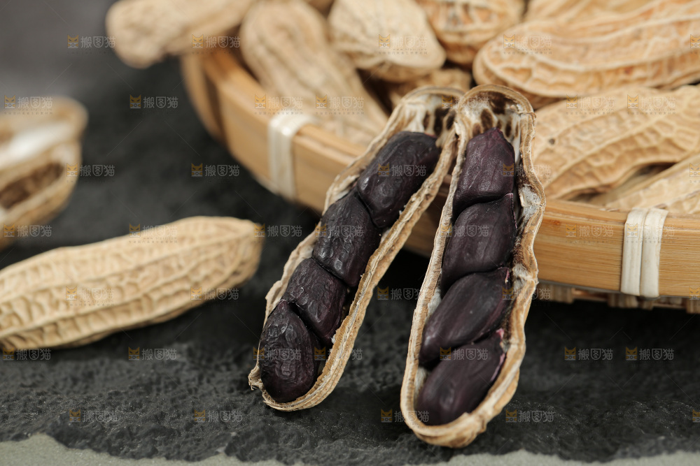 深底上的黑皮花生