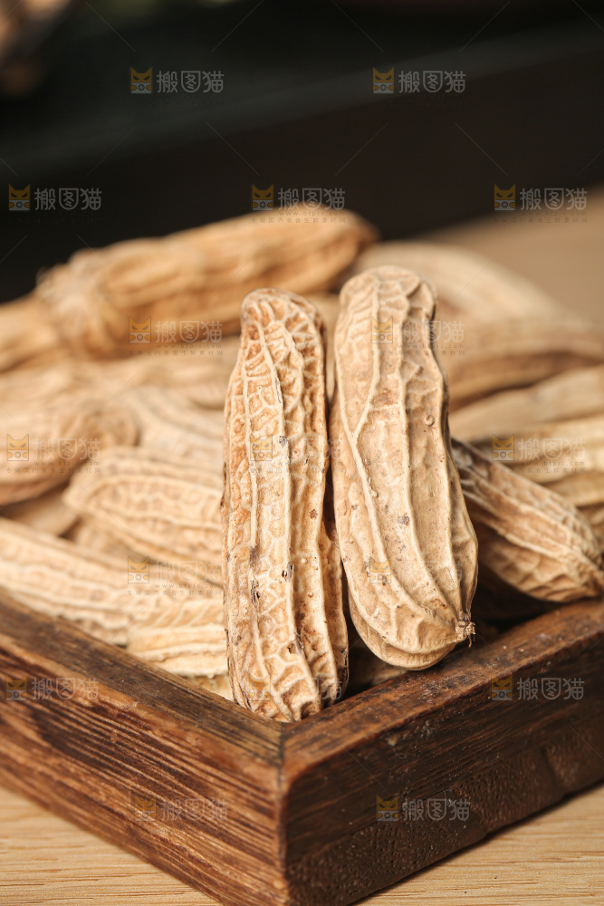 深底上的黑皮花生