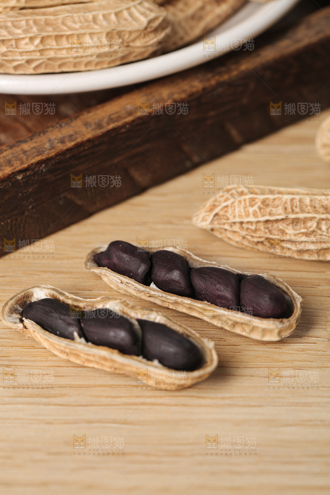 深底上的黑皮花生