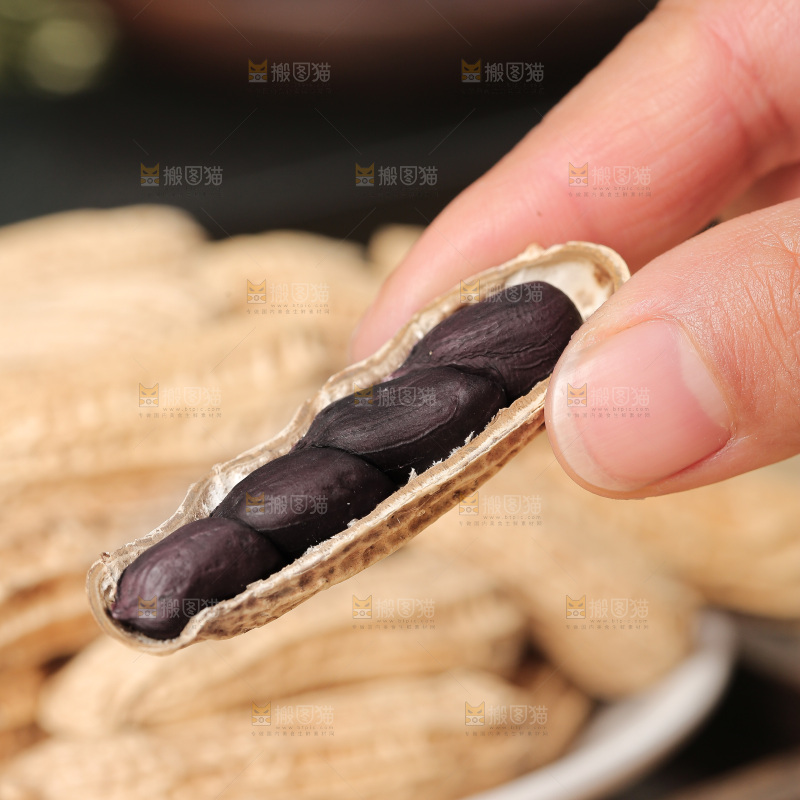 深底上的黑皮花生