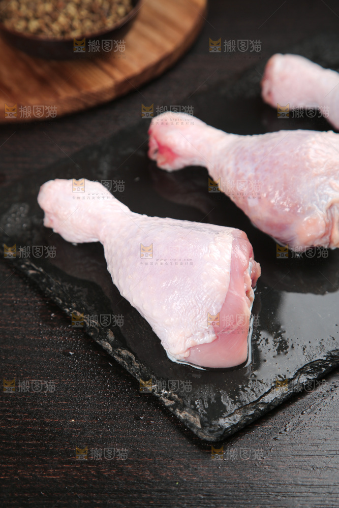 深底上的鸡腿