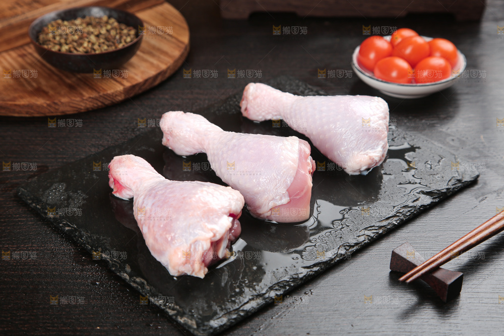 深底上的鸡腿