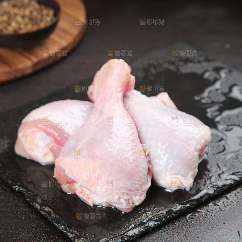 深底上的鸡腿