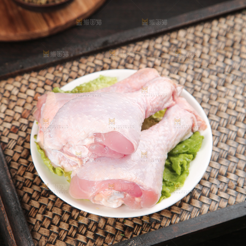 深底上的鸡腿