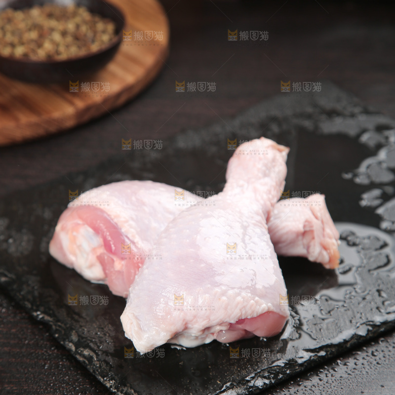 深底上的鸡腿