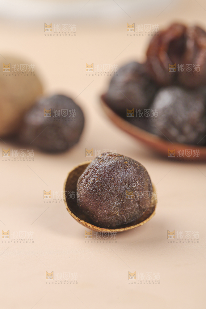 浅底上的桂圆干