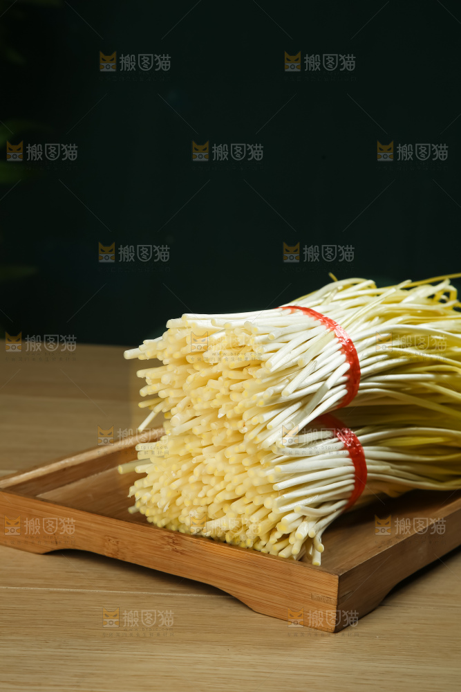 木底上的韭黄