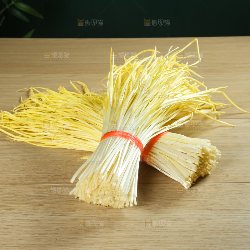 木底上的韭黄
