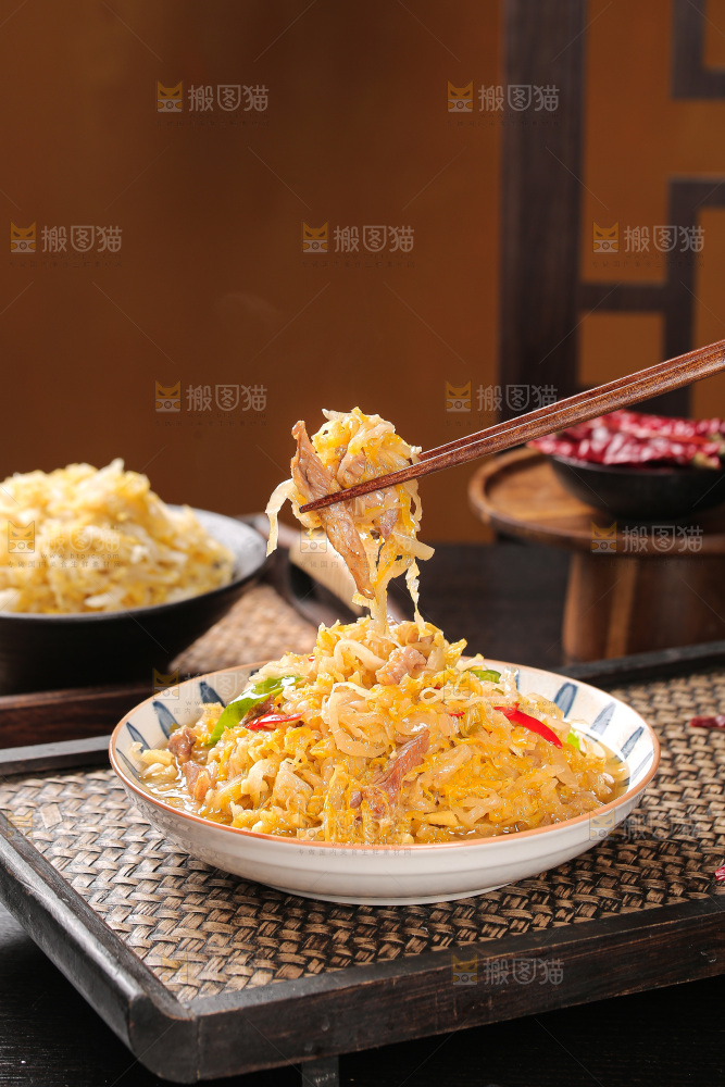 深底上的东北酸菜