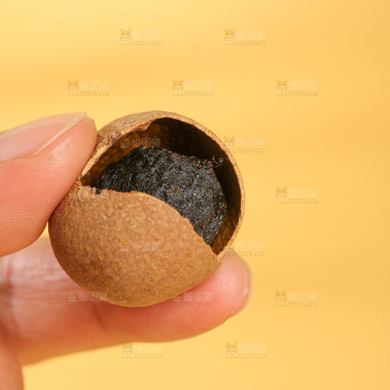 浅底上的桂圆干