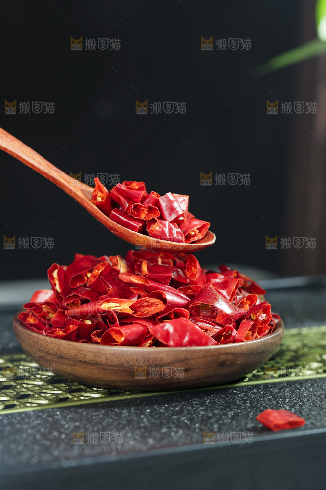 深底上的辣椒段