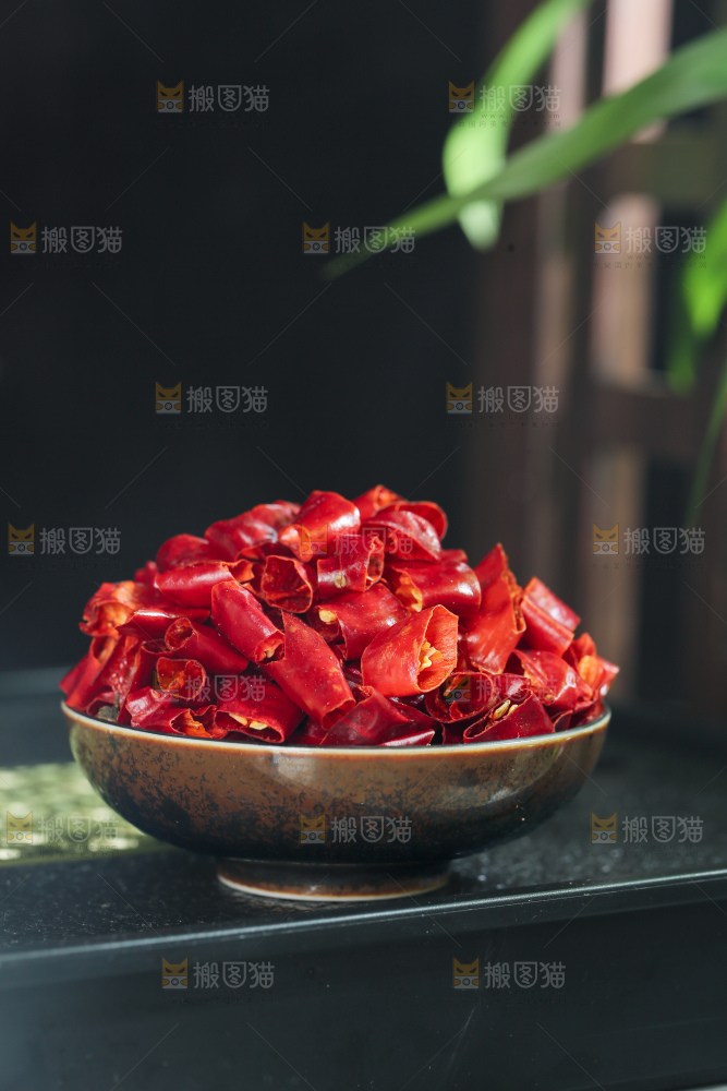 深底上的辣椒段