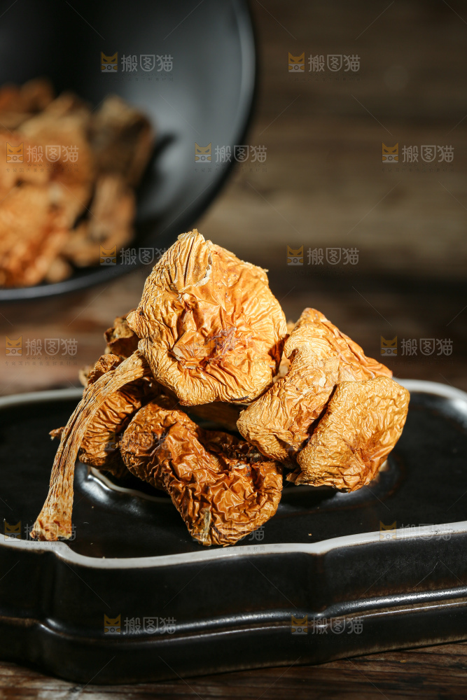 深底上的滑子菇