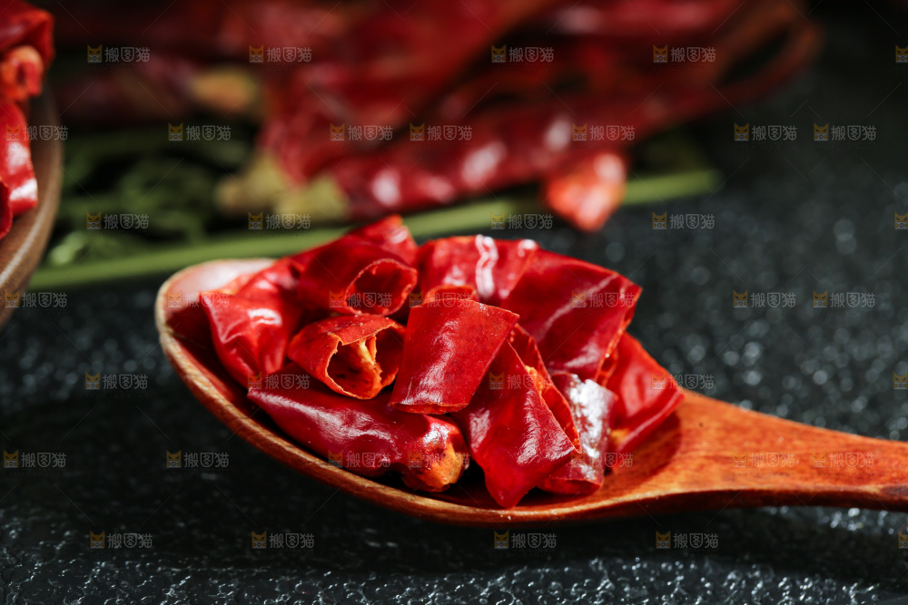 深底上的辣椒段