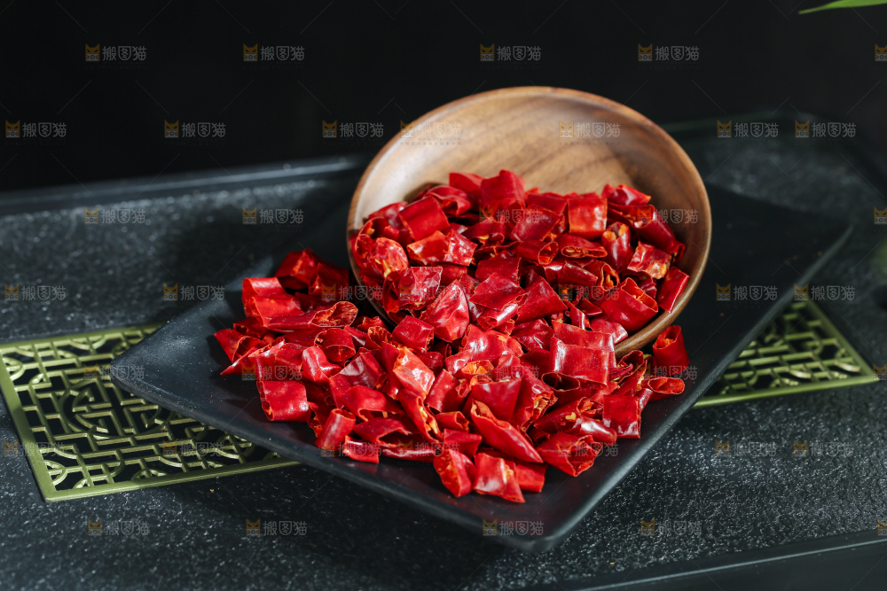 深底上的辣椒段