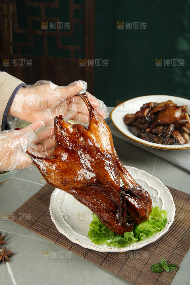 深底上的酱鹅