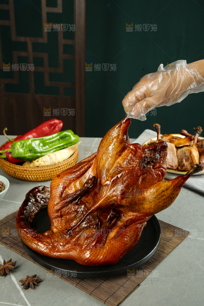 深底上的酱鹅