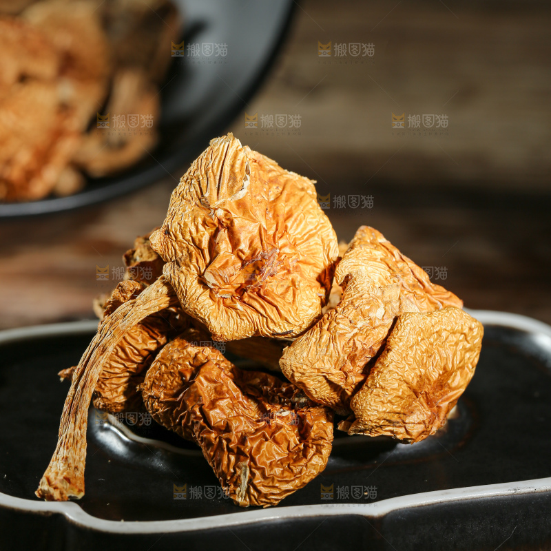 深底上的滑子菇