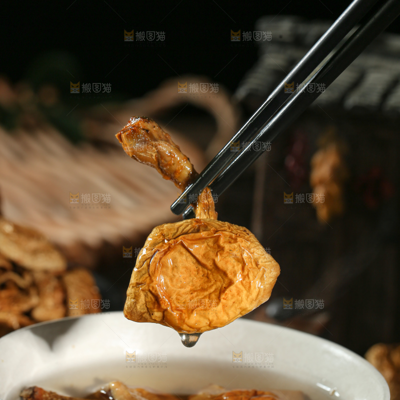 深底上的滑子菇