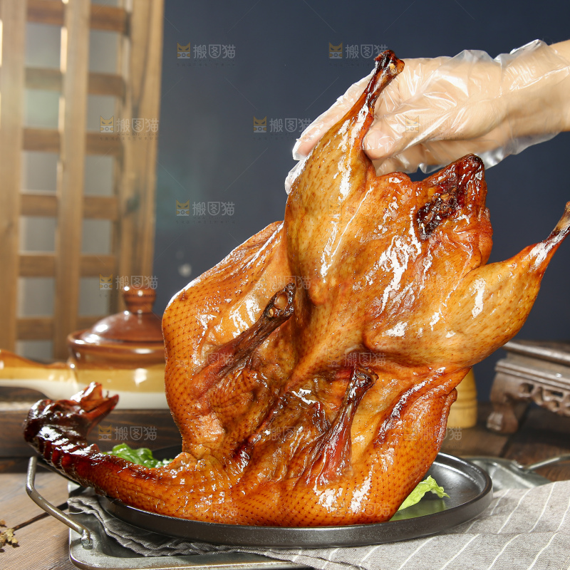 深底上的酱鹅