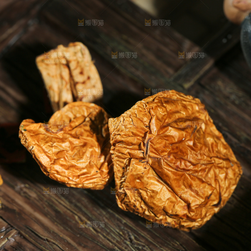 深底上的滑子菇