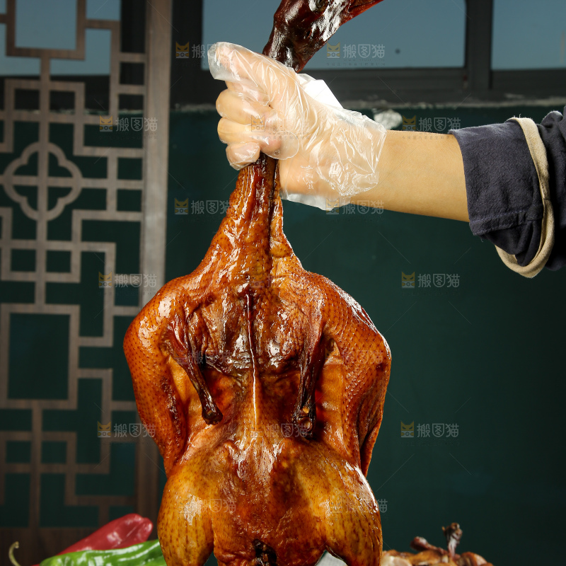 深底上的酱鹅
