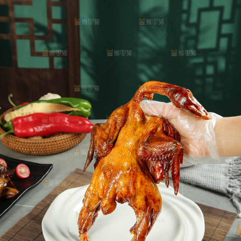 深底上的酱鹅
