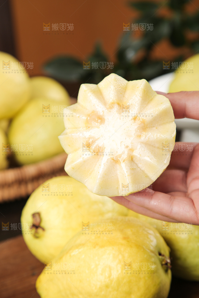 深底上的白心奶油芭乐
