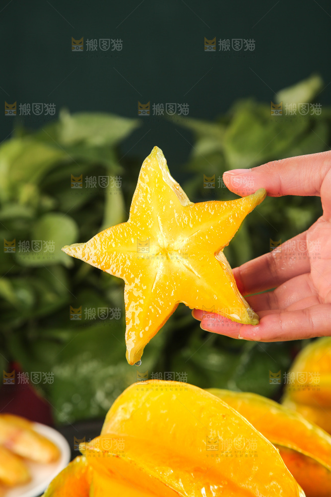 深色底上的杨桃