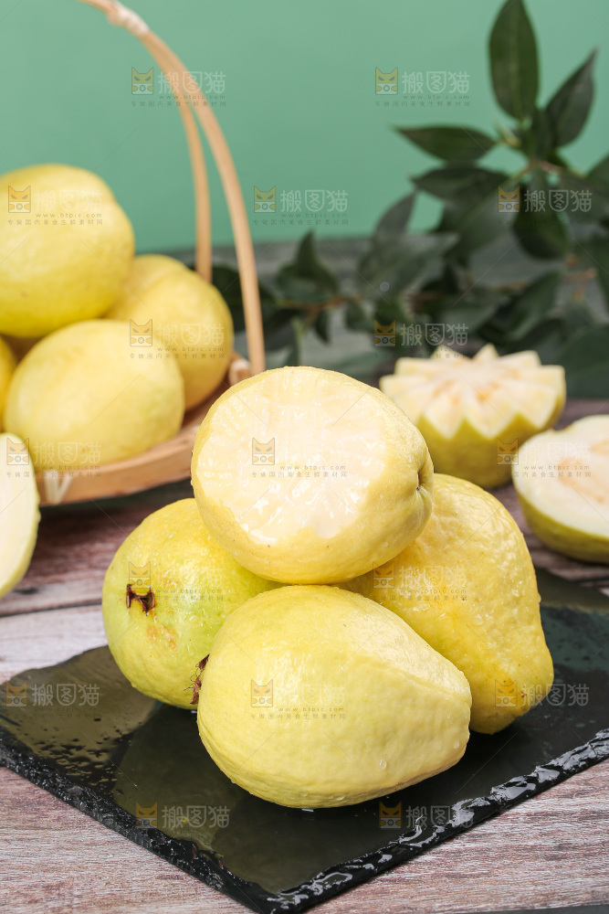 深底上的白心奶油芭乐