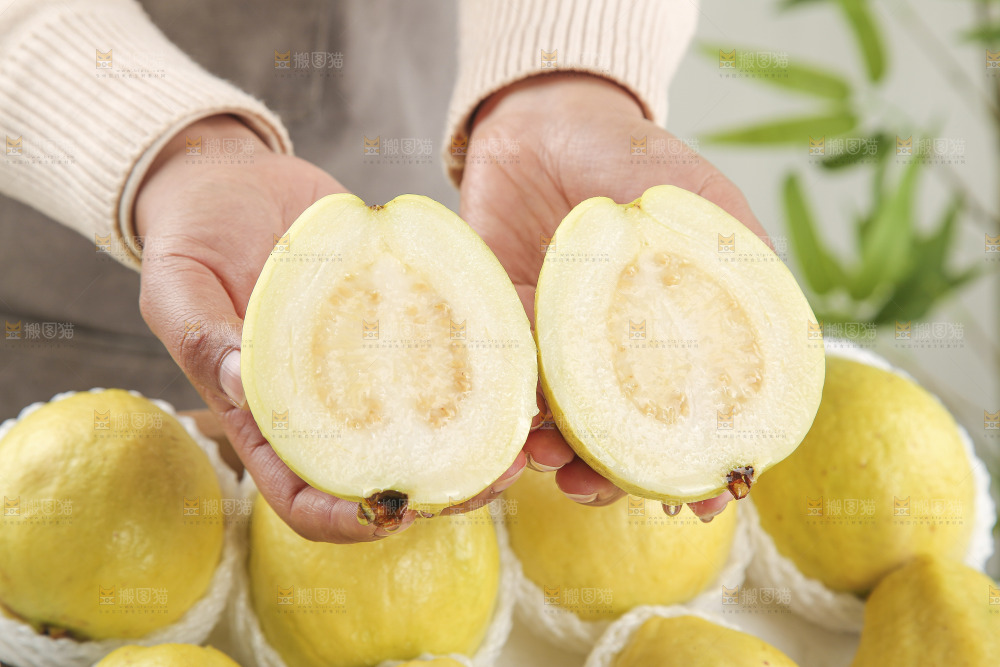 深底上的白心奶油芭乐