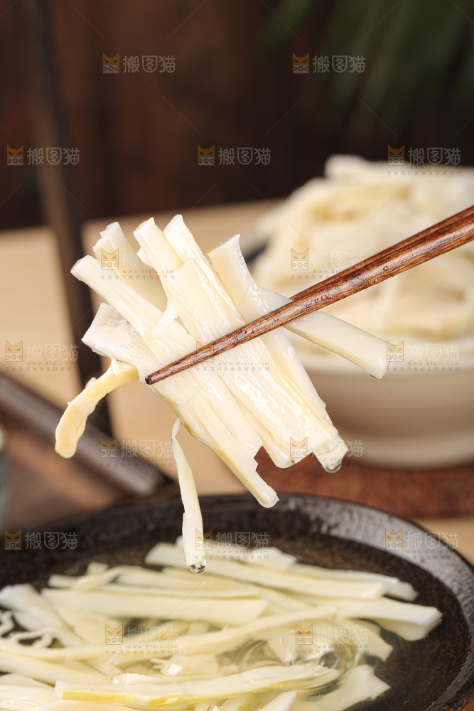 深底上的盐渍笋