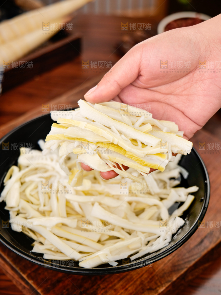 深底上的盐渍笋干