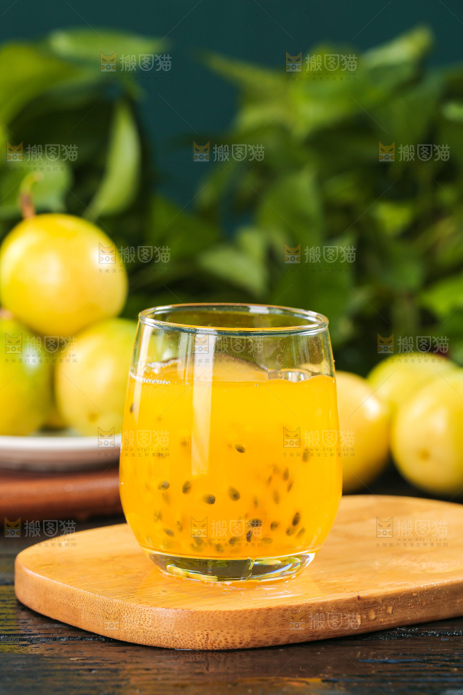 深色底上的百香果