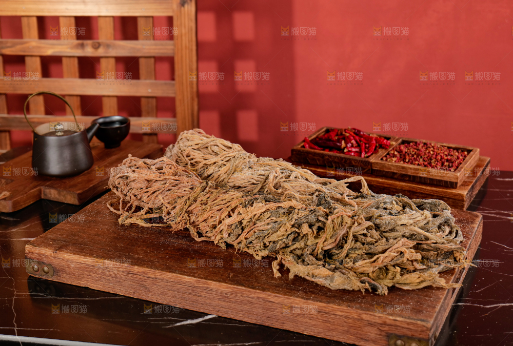 深底上的盐渍梅干菜